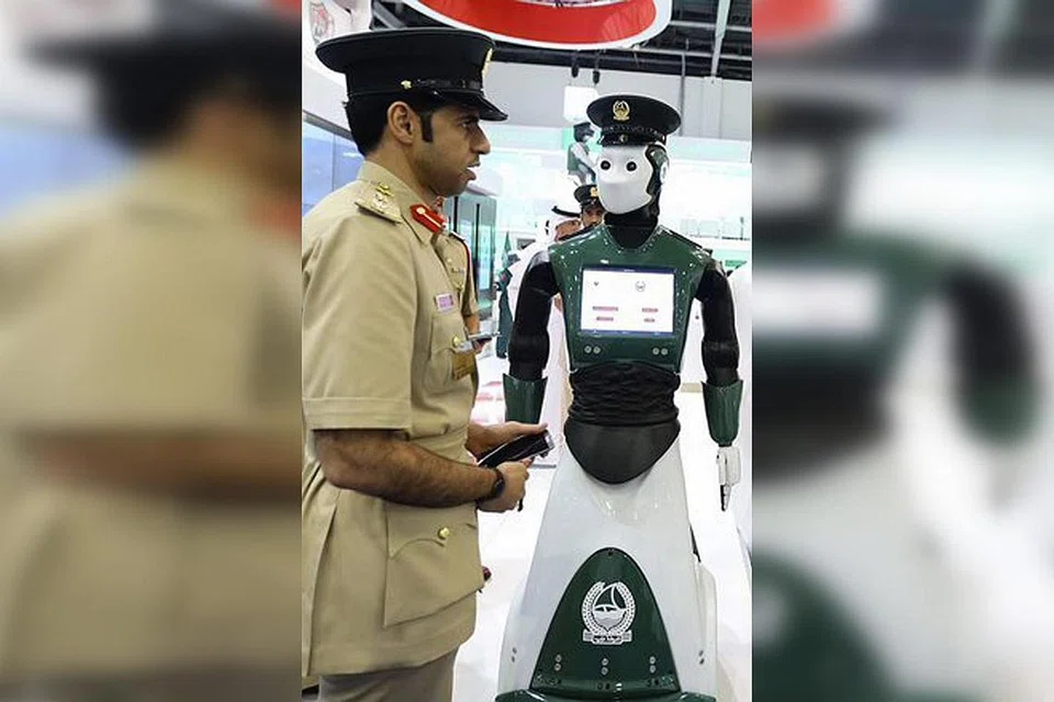ROBOT POLIS: Penciptaan robot menggantikan tugas polis adalah sebahagian daripada program bandar UAE yang menyokong idea inovasi dan penggunaanya dalam sektor awam. - Foto DUBAI POLICE