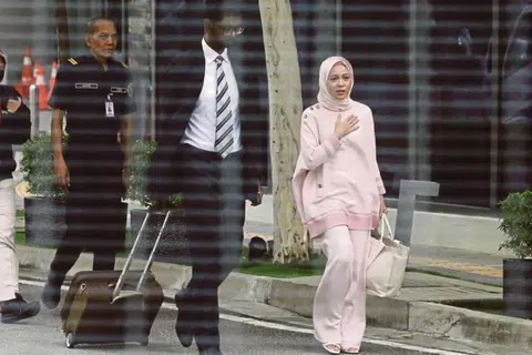 Pengasas wadah e-dagang, FashionValet, Datin Vivy Yusof, ketika hadir ke pejabat Suruhanjaya Pencegahan Rasuah Malaysia (SPRM) untuk membantu siasatan kes kerugian pelaburan dana awam.