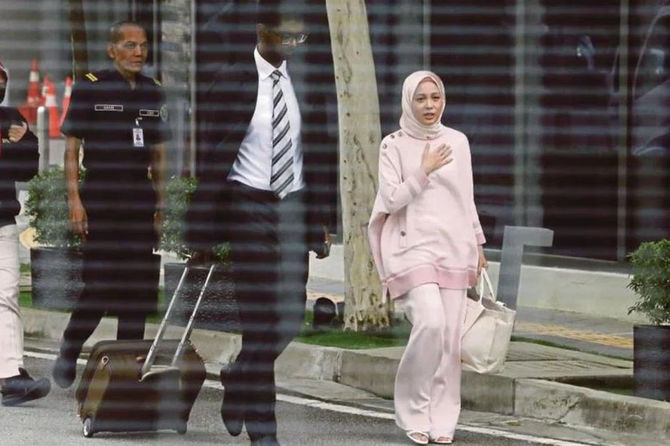 Pengasas wadah e-dagang, FashionValet, Datin Vivy Yusof, ketika hadir ke pejabat Suruhanjaya Pencegahan Rasuah Malaysia (SPRM) untuk membantu siasatan kes kerugian pelaburan dana awam.