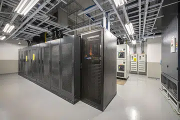 Pusat data Equinix di Singapura. Satu laporan BMI menyatakan bahawa kapasiti yang diperuntukkan di Singapura tidak cukup untuk memenuhi keperluan beban trafik data bagi pusat data di Asia Tenggara. 