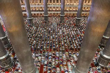 Muslim di Indonesia menunaikan solat tarawih berjemaah di Masjid Istiqlal di Jakarta pada malam tarawih pertama pada 18 Februari 2026. 