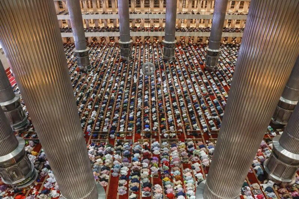 Muslim di Indonesia menunaikan solat tarawih berjemaah di Masjid Istiqlal di Jakarta pada malam tarawih pertama pada 18 Februari 2026. 