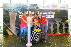 (Dari kiri) Perenang para Singapura, Darren Chan; Menteri Kebudayaan, Masyarakat dan Belia merangkap Menteri Kedua Undang-Undang, Encik Edwin Tong; Presiden SDSC, Dr Teo-koh Sock Miang; perenang para Singapura, Yip Pin Xiu dan Sophie Soon melancarkan pengumuman Singapura sebagai tuan rumah Kejohanan Renang Para Dunia 2025 di Hab Sukan Singapura pada 5 Februari.