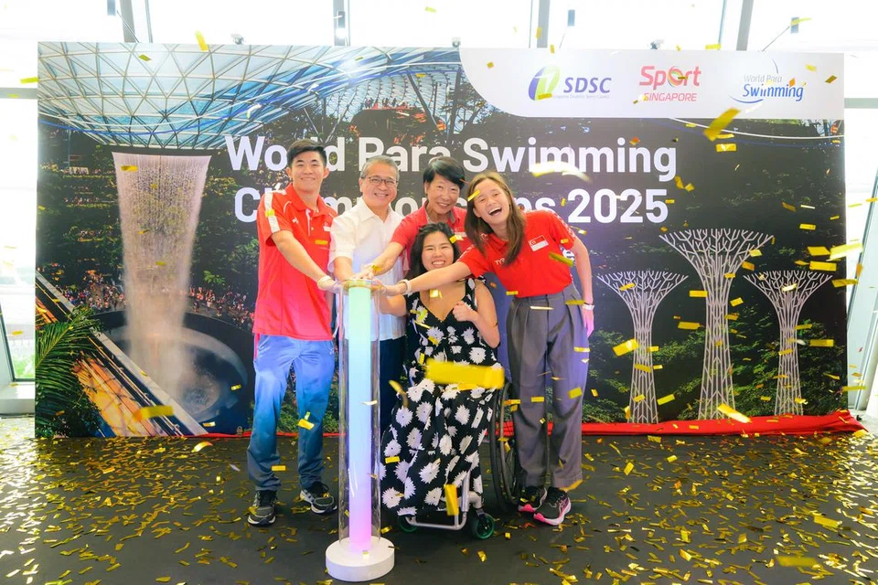 (Dari kiri) Perenang para Singapura, Darren Chan; Menteri Kebudayaan, Masyarakat dan Belia merangkap Menteri Kedua Undang-Undang, Encik Edwin Tong; Presiden SDSC, Dr Teo-koh Sock Miang; perenang para Singapura, Yip Pin Xiu dan Sophie Soon melancarkan pengumuman Singapura sebagai tuan rumah Kejohanan Renang Para Dunia 2025 di Hab Sukan Singapura pada 5 Februari.