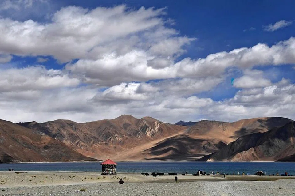 China telah menempatkan sekitar 5,000 anggota tentera dan kenderaan berperisai di sempadan dipertikaikan di wilayah Ladakh, - Foto AFP 