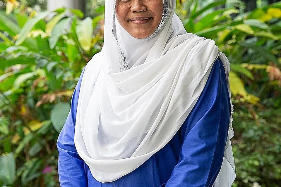 SEDIAKAN PERSEKITARAN SERONOK: Demi membuat anak-anak muridnya lebih yakin menggunakan bahasa Melayu, Cik Iryamaya Amin berusaha menyediakan persekitaran yang seronok dan relaks serta mengadakan kegiatan yang interaktif di dalam kelas apabila mengajar bahasa Melayu. Guru kanan di prasekolah PCF Sparkletots @ Sembawang Blok 755 itu antara 14 guru prasekolah yang menerima Anugerah Guru Bahasa Ibunda Prasekolah Cemerlang (OPMTL) tahun ini. - Foto MOE