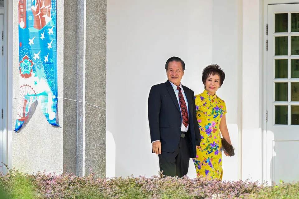 DITEMANI ISTERI: Calon Pilihan Raya Presiden, Encik Tan Kin Lian, berjalan masuk bersama isterinya, Cik Tay Siew Hong, di ibu pejabat Persatuan Rakyat (PA) di Jalan Besar pada pagi Selasa sebelum penamaan calon.