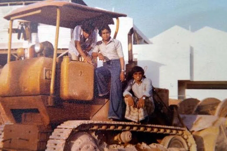 MAT KOTAI DAH JADI JUTAWAN: Haji Rasid (berdiri) bergambar semasa beliau bekerja di Singapura dulu. Beliau kini sudah menjadi pengarah sebuah syarikat pemaju yang mapan di Kelantan. - Foto M.O. SALLEH