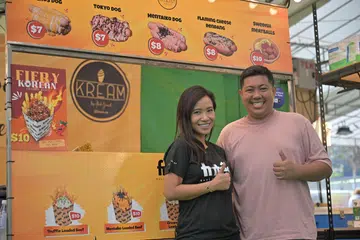 Pasangan Cik Ikah Jamil dan Encik Aliff Zainal menyediakan roti hot dog dan kentang goreng aneka sos di beberapa bazar dengan harga berpatutan agar semua dapat mencubanya.