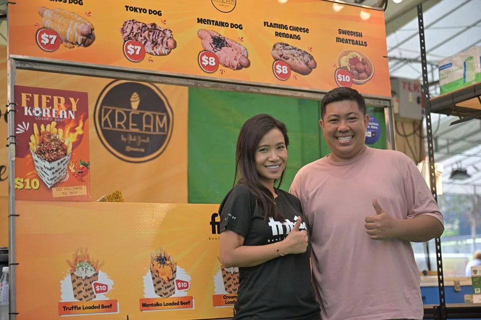 Pasangan Cik Ikah Jamil dan Encik Aliff Zainal menyediakan roti hot dog dan kentang goreng aneka sos di beberapa bazar dengan harga berpatutan agar semua dapat mencubanya.