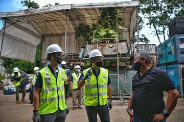 LAKUKAN PEMERIKSAAN: Encik Zaqy (tengah) menyertai pegawai dari Divisyen Keselamatan dan Kesihatan Pekerjaan Kementerian Tenaga Manusia (MOM) untuk melakukan pemeriksaan keselamatan di tapak kerja syarikat Goh Seng Lai semalam. - Foto BH oleh FELINE LIM