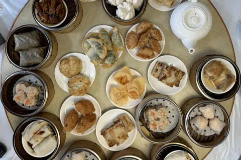 Restoran ini terkenal dengan hidangan dim sum autentik, menjadikannya satu-satunya tempat di bandar ini dengan anda boleh menikmati hidangan klasik Kantonis yang halal. 
