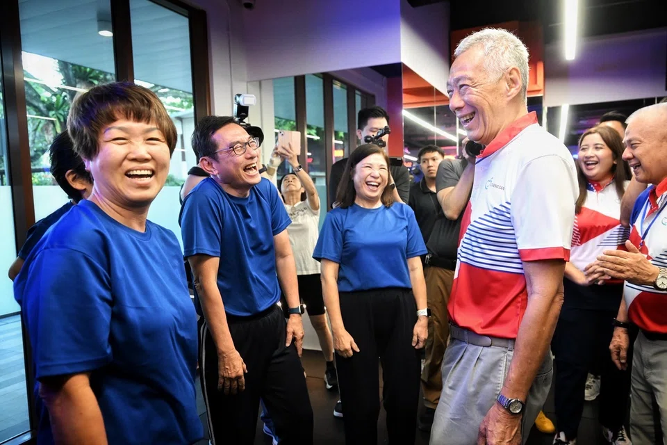 Menteri Kanan, Encik Lee Hsien Loong (tiga dari kanan), yang juga penasihat pertubuhan akar umbi (GRO) GRC Ang Mo Kio, dan Anggota Parlimen (AP), Cik Nadia Ahmad Samdin (dua dari kanan) berinteraksi dengan penduduk sewaktu majlis pembukaan semula Kelab Masyarakat Cheng San pada 6 Disember.