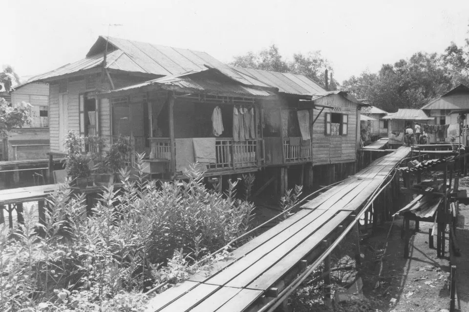 1989: Penduduk terpaksa meninggalkan Kampong Lorong Fatimah untuk memberi laluan kepada perluasan Pusat Pemeriksaan Woodlands. Terletak di kawasan pusat pemeriksaan sekarang, satu-satunya kampung di Singapura yang dikawal oleh imigresen dan penduduk terpaksa menunjukkan kad pengenalan atau pasport mereka untuk keluar masuk kampung tersebut. Hampir 100 keluarga berpindah ke flat Lembaga Perumahan dan Pembangunan (HDB).