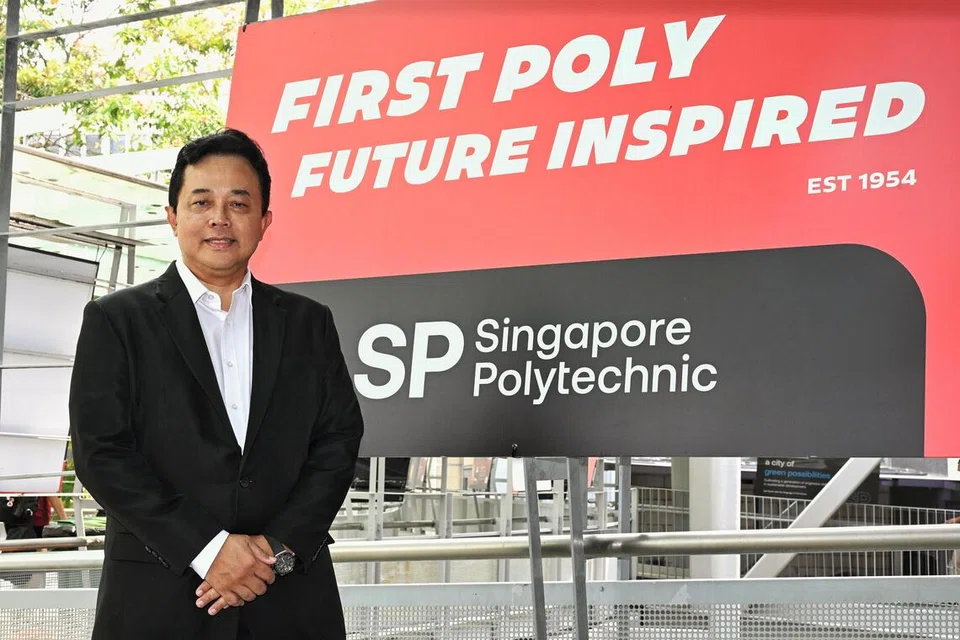 Pengarah Akademi Maritim Singapura (SMA) yang juga menuntut di Politeknik Singapura pada di antara 1990 dengan 1998, Kapten Chatur Wahyu.