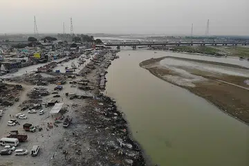 KORBAN COVID-19: Gambar yang dirakam dari udara pada 5 Mei ini menunjukkan mayat mangsa Covid-19 dibakar di kawasan tanah lapang di pinggir Sungai Ganges, di Garhmukteshwar. - Foto AFP