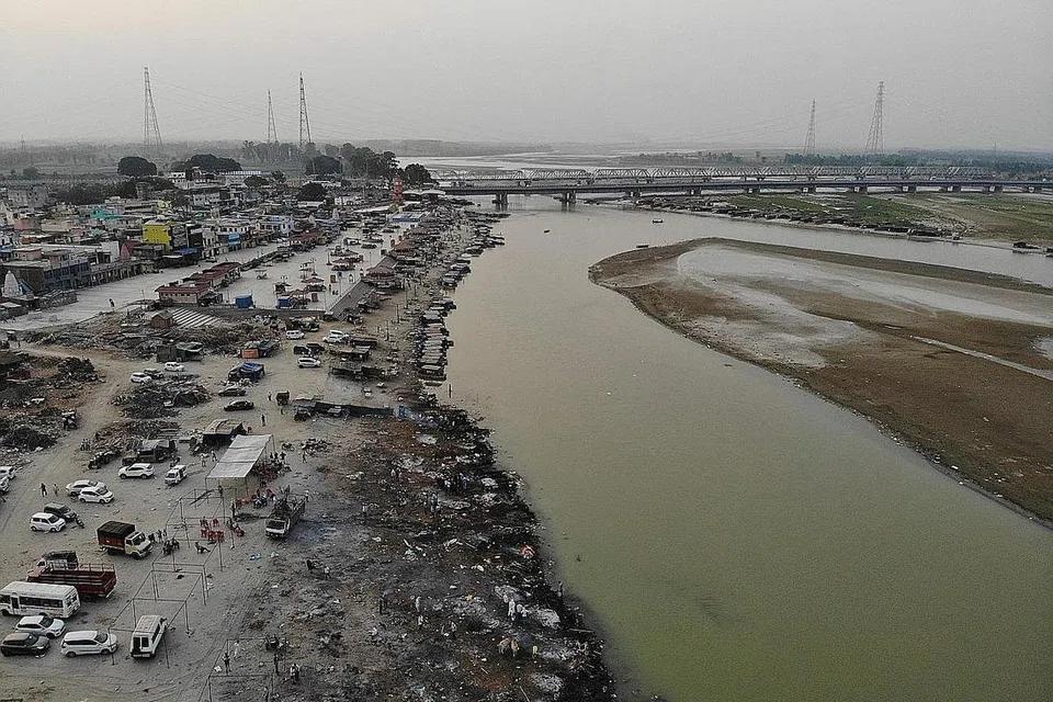 KORBAN COVID-19: Gambar yang dirakam dari udara pada 5 Mei ini menunjukkan mayat mangsa Covid-19 dibakar di kawasan tanah lapang di pinggir Sungai Ganges, di Garhmukteshwar. - Foto AFP