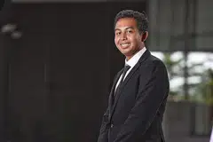 TERIMA BIASISWA: Encik Syahiran menerima Biasiswa PSC semalam yang akan membiayai pengajiannya di NTU dalam bidang kejuruteraan komputer. - Foto-Foto BH oleh DESMOND WEE