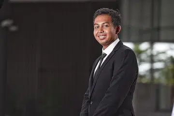 TERIMA BIASISWA: Encik Syahiran menerima Biasiswa PSC semalam yang akan membiayai pengajiannya di NTU dalam bidang kejuruteraan komputer. - Foto-Foto BH oleh DESMOND WEE