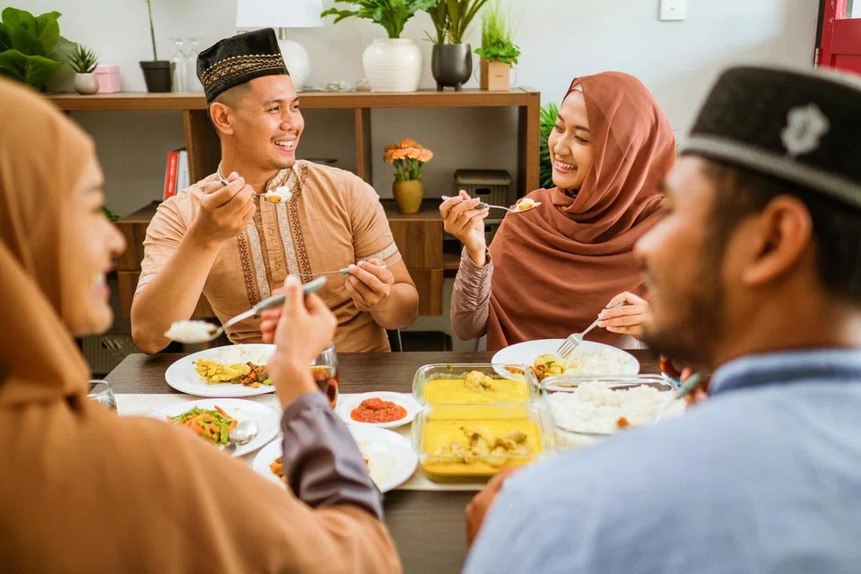 Tabiat mengambil makanan mengikut kumpulan zat makanan, saiz hidangan yang betul bantu elak rasa lapar.