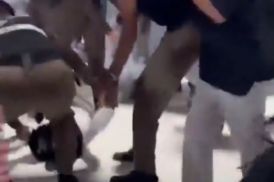 Video tular menunjukkan anggota keselamatan menahan seorang lelaki di Makkah pada 2 Oktober 2026. Pihak berkuasa Arab Saudi menafikan dakwaan yang tersebar di media sosial bahawa lelaki itu merupakan pengebom nekad yang cuba menyerang Masjidil Haram, sebaliknya berkata dia ditahan kerana mengganggu orang ramai serta mencetuskan ketakutan dan panik.