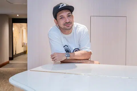 BUKTIKAN PELAWAK SERBA BOLEH: Zizan Razak gembira kerja kerasnya selama 16 tahun dapat membuktikan kepada ramai beliau bukan setakat terikat kepada amanah sebagai pelawak tetapi penghibur menyeluruh yang boleh mengacara dan terlibat dalam muzik.