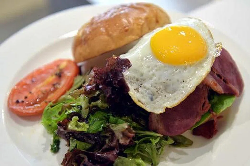 PATTI BUATAN SENDIRI: Patti burger daging lembu, The Royals Bad Boy Burger diperbuat daripada daging yang dicencang cef dan mempunyai bakon daging lembu dan telur mata lembu. - Foto-foto KHALID BABA