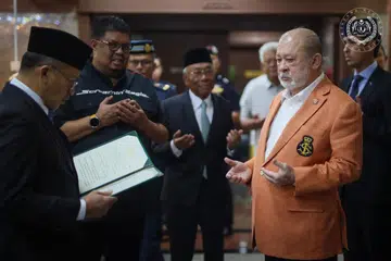 Yang di-Pertuan Agong Malaysia, Sultan Ibrahim (kanan), mengaminkan doa sebelum berlepas ke luar negara dari Pangkalan Tentera Udara Diraja Malaysia (TUDM) Subang, Selangor, pada 7 Februari, untuk menerima rawatan. 
