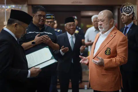 Yang di-Pertuan Agong Malaysia, Sultan Ibrahim (kanan), mengaminkan doa sebelum berlepas ke luar negara dari Pangkalan Tentera Udara Diraja Malaysia (TUDM) Subang, Selangor, pada 7 Februari, untuk menerima rawatan. 