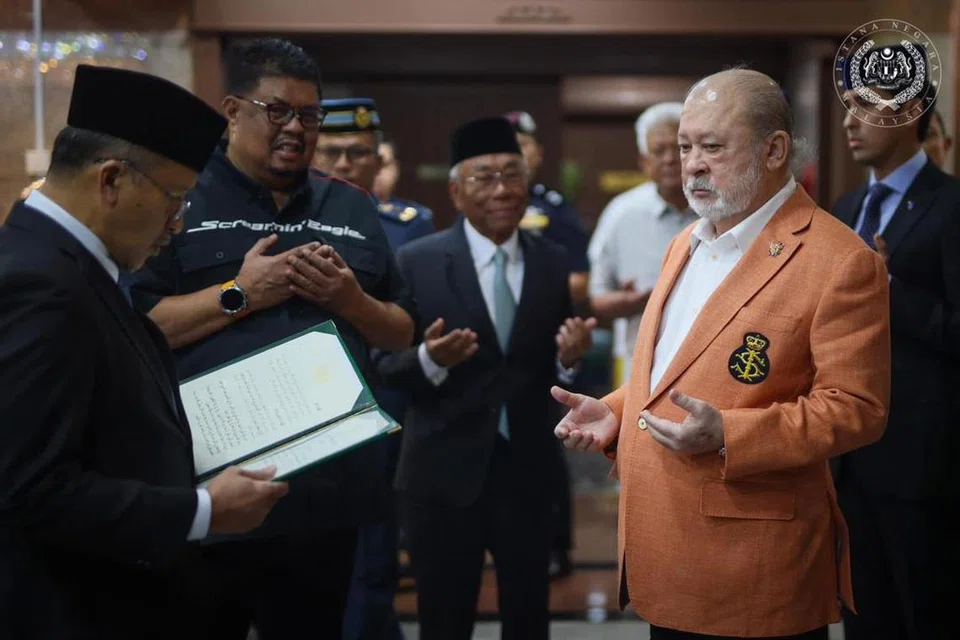 Yang di-Pertuan Agong Malaysia, Sultan Ibrahim (kanan), mengaminkan doa sebelum berlepas ke luar negara dari Pangkalan Tentera Udara Diraja Malaysia (TUDM) Subang, Selangor, pada 7 Februari, untuk menerima rawatan. 