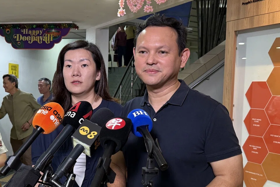 Menteri Negara Kanan (Pertahanan merangkap Kemampanan dan Sekitaran), Encik Zaqy Mohamad, yang juga Anggota Parlimen (AP) GRC Marsiling-Yew Tee, dan AP GRC yang sama, Cik Hany Soh, berkongsi maklum balas yang diterima daripada penduduk.