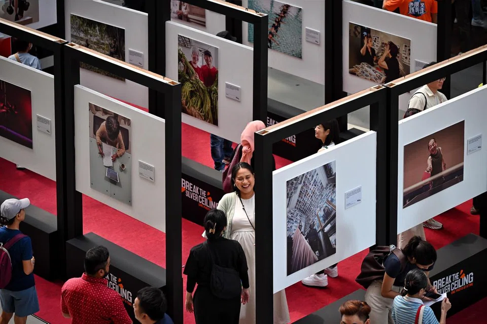 Pameran bergambar di Our Tampines Hub sempena Hari Antarabangsa untuk Orang Tua baru-baru ini mentakrif semula erti menua – masih boleh terus aktif dalam pelbagai kegiatan dan membuktikan bahawa usia bukan halangan untuk penuhi impian hidup bermakna.