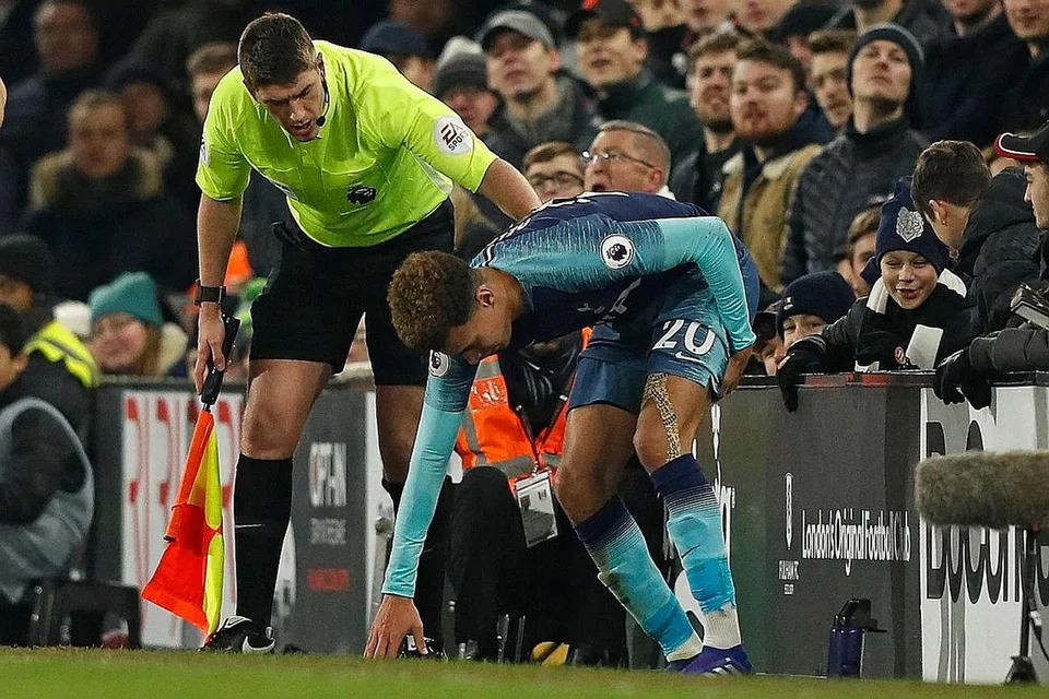 CEDERA LAGI: Selepas Harry Kane cedera, kali ini seorang lagi pemain Tottenham Hotspur, Dele Alli (kanan), pula yang dikesan kecederaan selepas perlawanan menentang Fulham semalam. - Foto AFP
