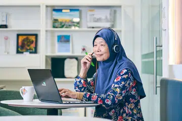 Berbekalkan semangat pembelajaran sepanjang hayat, Cik Esah Ali berkata beliau suka mempertingkatkan kemahirannya supaya beliau boleh berkongsi ilmu dengan orang lain. 