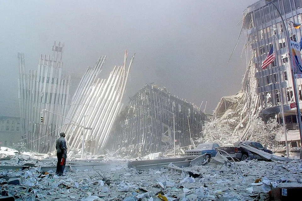SISA RUNTUHAN: Gambar fail yang diambil pada 11 September 2001 menunjukkan sisa-sisa bangunan Pusat Dagangan Dunia di New York yang runtuh susuli serangan pengganas. - Foto AFP