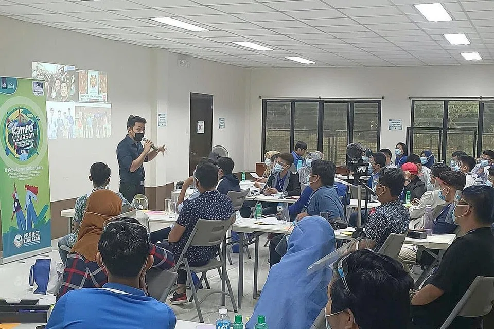 MEMBIMBING GENERASI MUDA: Encik Mohammad Abqary Alon, mengendali program latihan untuk remaja Bangsamoro yang memberi tumpuan kepada bimbingan melakar resolusi dan saranan dasar semasa Kampo Liguasan: Kem Eko Remaja Bangsamoro anjuran Institut Al-Qalam, University Ateneo de Davao, Filipina, pada Oktober tahun lalu. - Foto ihsan MOHAMMAD ABQARY ALON