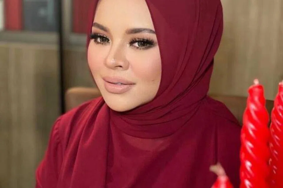 Allahyarhyamha Siti Sarah Raisuddin yang dikenali kerana vokal merdunya, khususnya ketika menyanyikan lagu Ajai, ‘Kesetiaan’, meninggal dunia pada 9 Ogos 2021 setelah dijangkiti Covid-19.