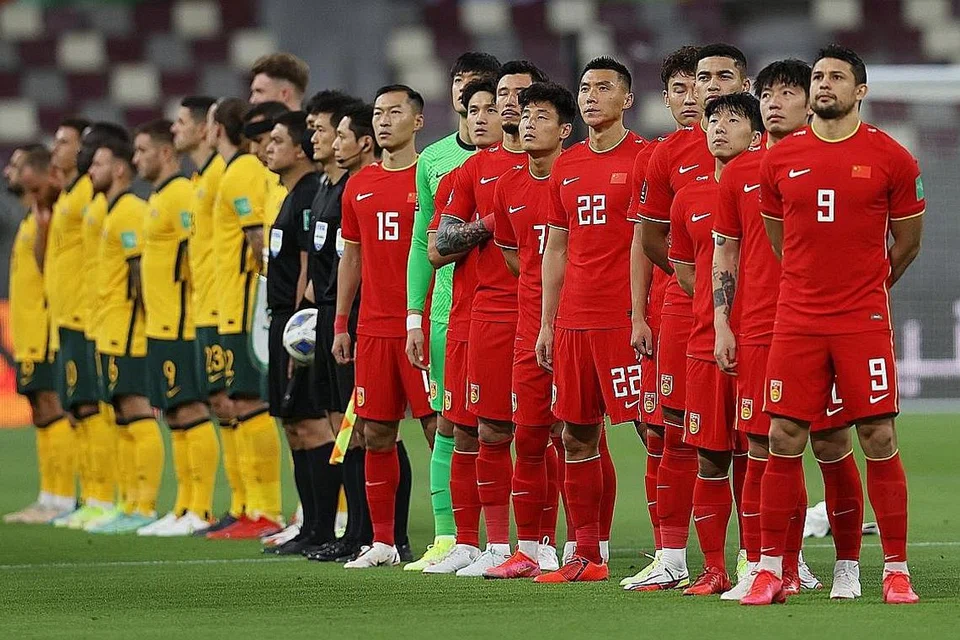 WAJAH ASING: Pasukan nasional China berdiri sebaris dengan pemain dari Australia sebelum perlawanan kelayakan Piala Dunia bulan lalu. Pasukan China kini turut dianggotai pemain asing yang telah diberikan kewarganegaraan China, dengan pihak berkuasa di sana memburu kelayakan ke Piala Dunia 2022. - Foto REUTERS