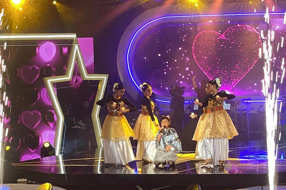 Bintang cilik yang tergolong dalam 16 Peserta Terpilih ‘Juara Mic Junior’ (Musim Kedua), Adrianna Putri, sembilan tahun, menonjolkan bakat seni suara di pertandingan nyanyian, ‘Kemuncak Bintang Kecil 2024’, anjuran Radio Televisyen Malaysia (RTM) di Sarawak, Malaysia.