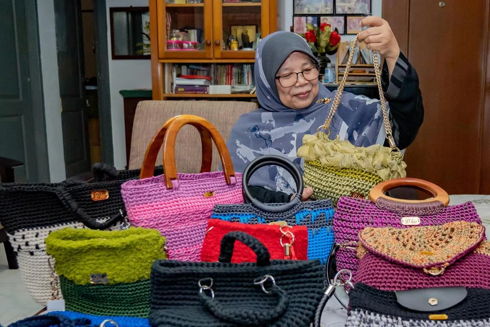 Cik Kamaria Buang bersedia menerima tempahan beg khusus untuk Hari Ibu.