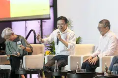 BERTUKAR-TUKAR PANDANGAN: Encik Lawrence Wong (tengah), Encik Edwin Tong dan Pengarah Penyelaras Pejabat Kerjasama Pemerintah Singapura (SGPO), Cik Dawn Yip, dalam satu dialog sempena  pelancaran SGPO pada 19 Januari di hotel Marriott Tang Plaza.