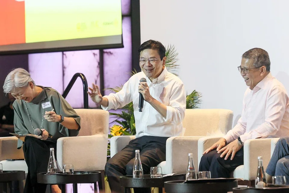 BERTUKAR-TUKAR PANDANGAN: Encik Lawrence Wong (tengah), Encik Edwin Tong dan Pengarah Penyelaras Pejabat Kerjasama Pemerintah Singapura (SGPO), Cik Dawn Yip, dalam satu dialog sempena  pelancaran SGPO pada 19 Januari di hotel Marriott Tang Plaza.