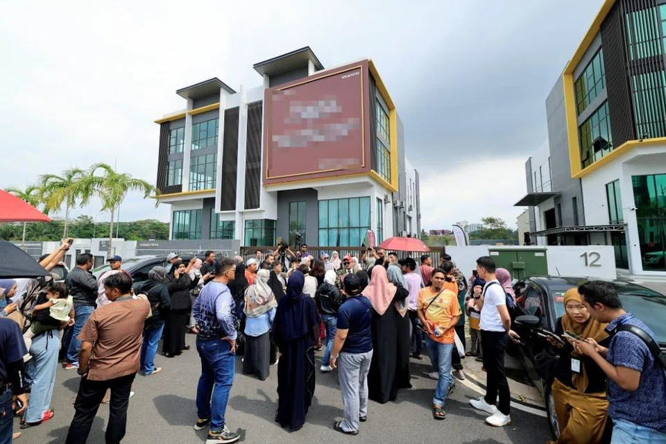 Polis Selangor melakukan siasatan di pejabat sebuah syarikat agensi pelancongan di Sepang, Selangor, yang turut menawarkan pakej umrah selepas didakwa menipu pakej umrah sebabkan ramai jemaah terkandas. 
