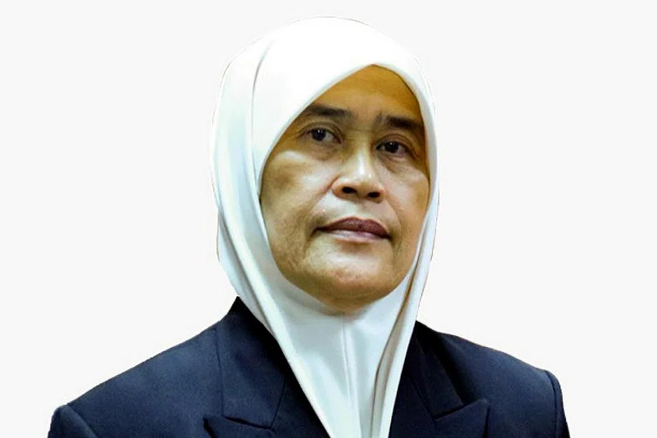 - Ustazah Sukarti Asmoin, Pengetua Madrasah al-Ma'arif al-Islamiah.