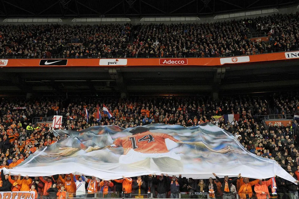 LEGENDA DIINGATI: Pertemuan Belanda-Perancis 'dihentikan' seketika pada minit ke-14 bagi penyokong menebarkan kain sepanduk raksasa yang tertera gambar legenda Johan Cruyff yang terkenal dengan jersi nombor 14. Cruyff meninggal dunia pada Jumaat lalu. - Foto AFP