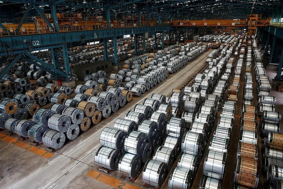 RISIKO KELEMBAPAN EKONOMI: Keluli dilihat di kilang China Steel Corporation di Kaohsiung, Taiwan. Bank Dunia berkata kesan konflik dagangan antara Amerika Syarikat dengan China boleh menjejas ekonomi dunia dengan lebih buruk. - Foto REUTERS