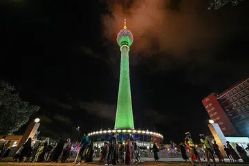MENARA TERATAI: Mercu tanda yang dinamakan 'Lotus Tower' setinggi 350 meter ini merupakan satu projek 'gajah putih' bekas presiden, Encik Mahinda Rajapaksa, yang dibiayai dengan wang pinjaman dari China, dan dibelenggu dengan pelbagai tuduhan rasuah. - Foto AFP