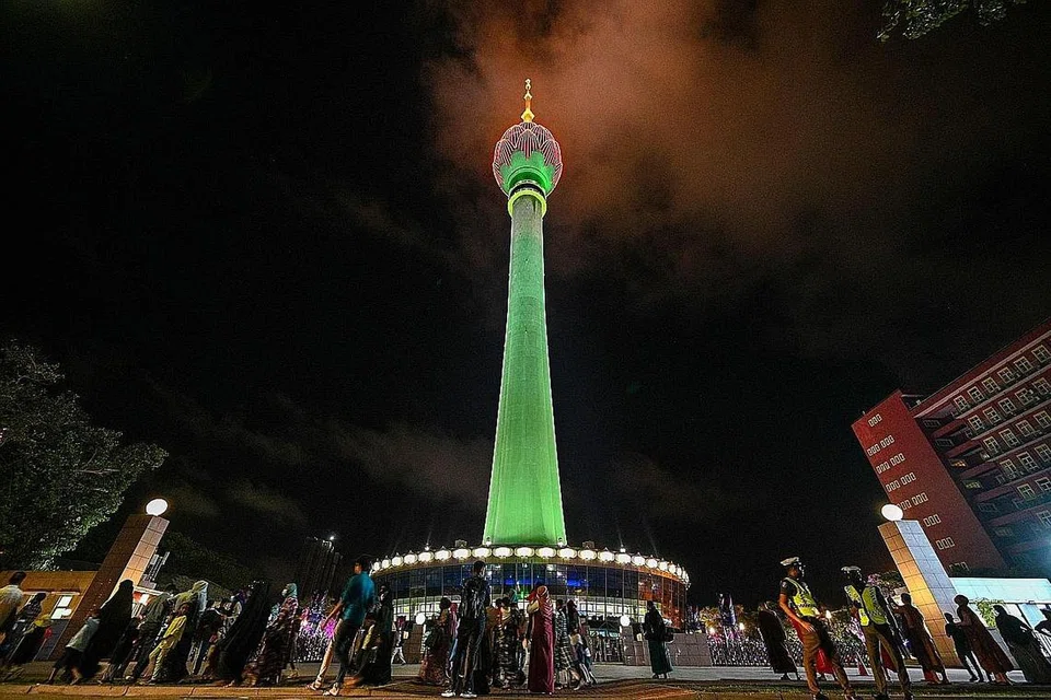 MENARA TERATAI: Mercu tanda yang dinamakan 'Lotus Tower' setinggi 350 meter ini merupakan satu projek 'gajah putih' bekas presiden, Encik Mahinda Rajapaksa, yang dibiayai dengan wang pinjaman dari China, dan dibelenggu dengan pelbagai tuduhan rasuah. - Foto AFP