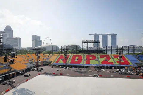 PERSEDIAAN DIJALANKAN: Kerja-kerja memasang tempat duduk dan alas bagi NDP 2023 sedang dijalankan di Padang.