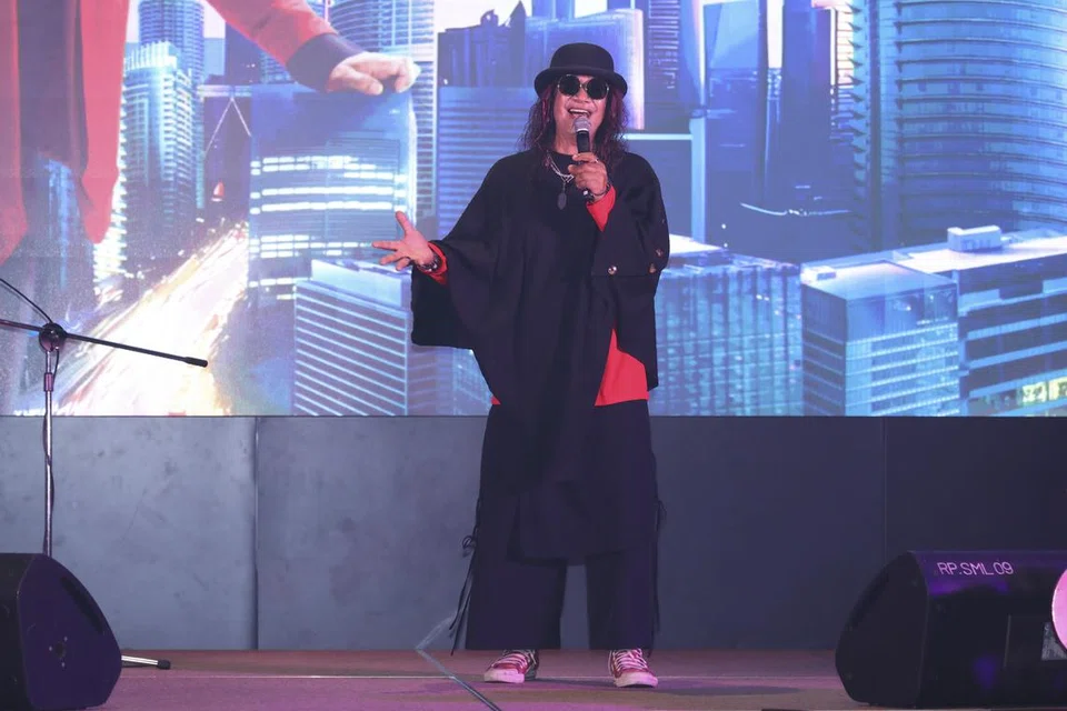 Yazid Lovehunters mengikuti jejak langkah beberapa penyanyi legenda Singapura seperti Yantzen dan Jatt Ali yang tampil sebagai wakil Singapura ke pentas peraduan realiti Gegar Vaganza.